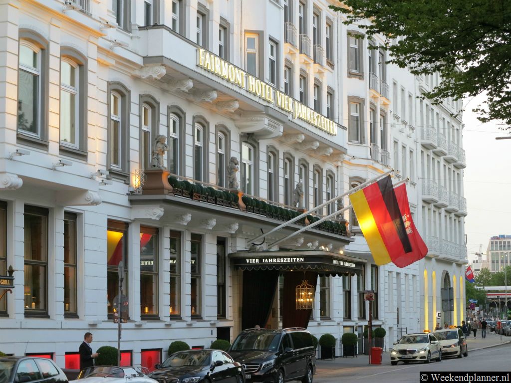 Het vijfsterrenhotel Fairmont Hotel Vier Jahreszeiten ligt aan het meer de Alster in de binnenstad van Hamburg. In het hotel is een restaurant met maar liefst twee Michelin sterren gevestigd, Restaurant Haerlin. Tip:   De hotels van Hamburg.